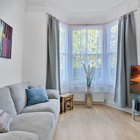 Onsitestays - Tranquil 2 Bedroom Apartment With Large Kitchen, Private Garden Near Wimbledon Station Londra Esterno foto