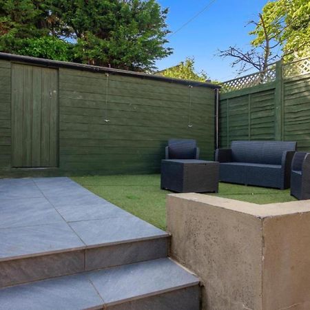 Onsitestays - Tranquil 2 Bedroom Apartment With Large Kitchen, Private Garden Near Wimbledon Station Londra Esterno foto