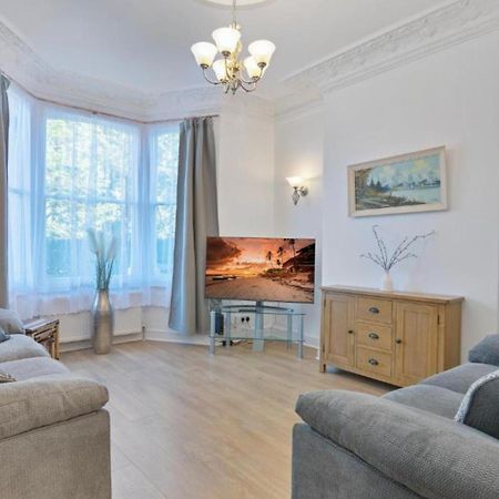 Onsitestays - Tranquil 2 Bedroom Apartment With Large Kitchen, Private Garden Near Wimbledon Station Londra Esterno foto