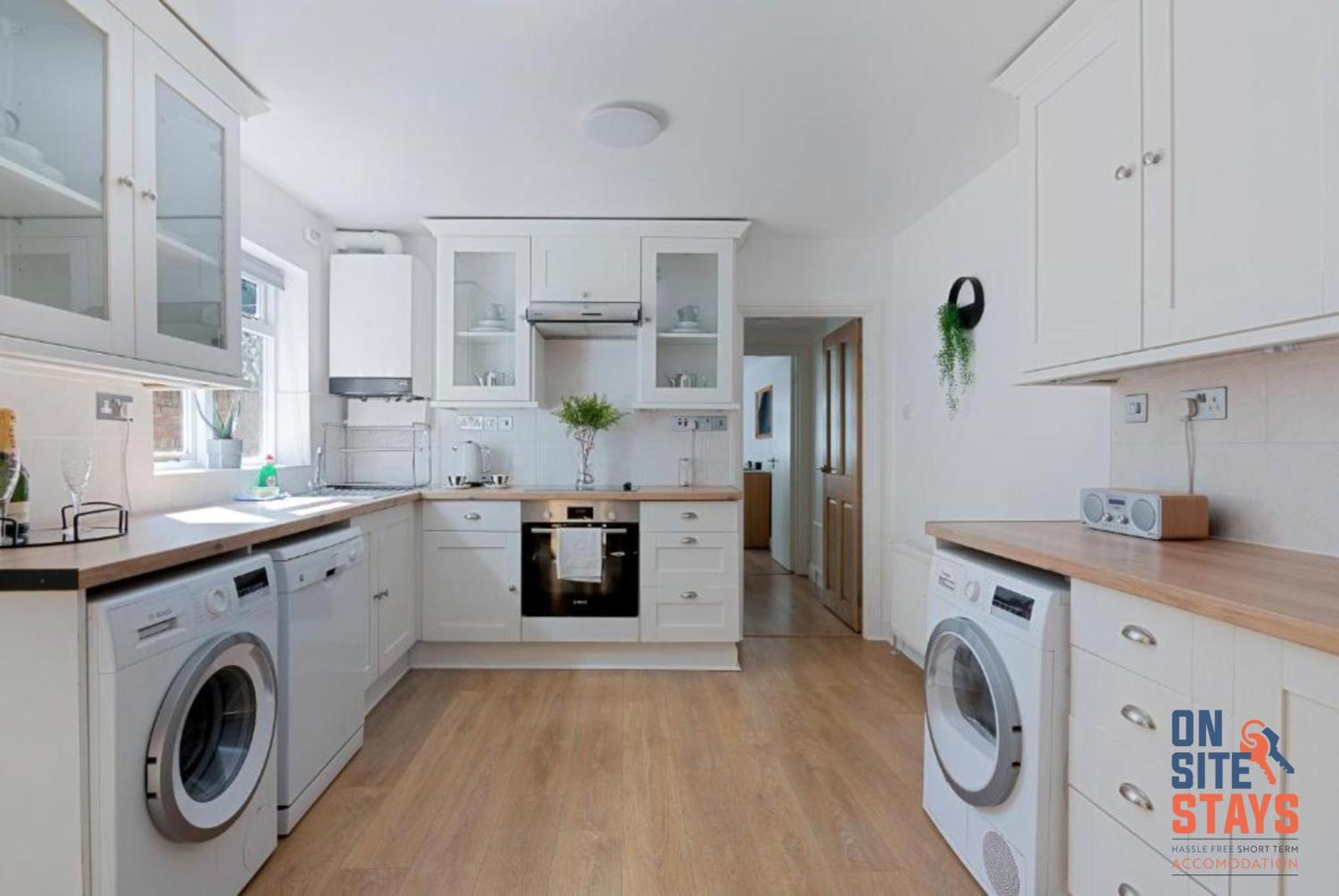 Onsitestays - Tranquil 2 Bedroom Apartment With Large Kitchen, Private Garden Near Wimbledon Station Londra Esterno foto