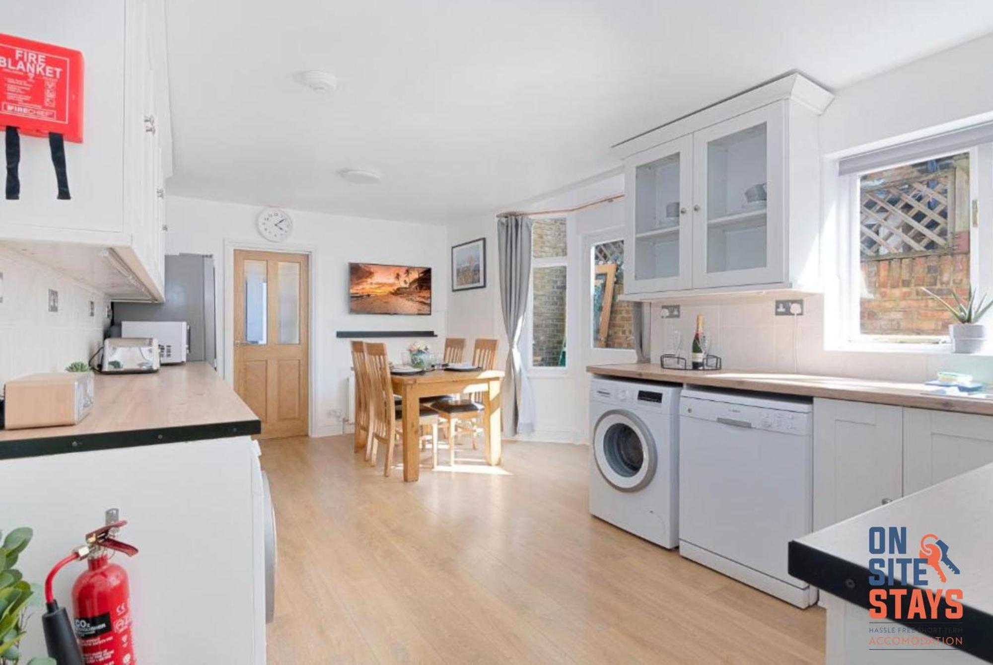 Onsitestays - Tranquil 2 Bedroom Apartment With Large Kitchen, Private Garden Near Wimbledon Station Londra Esterno foto
