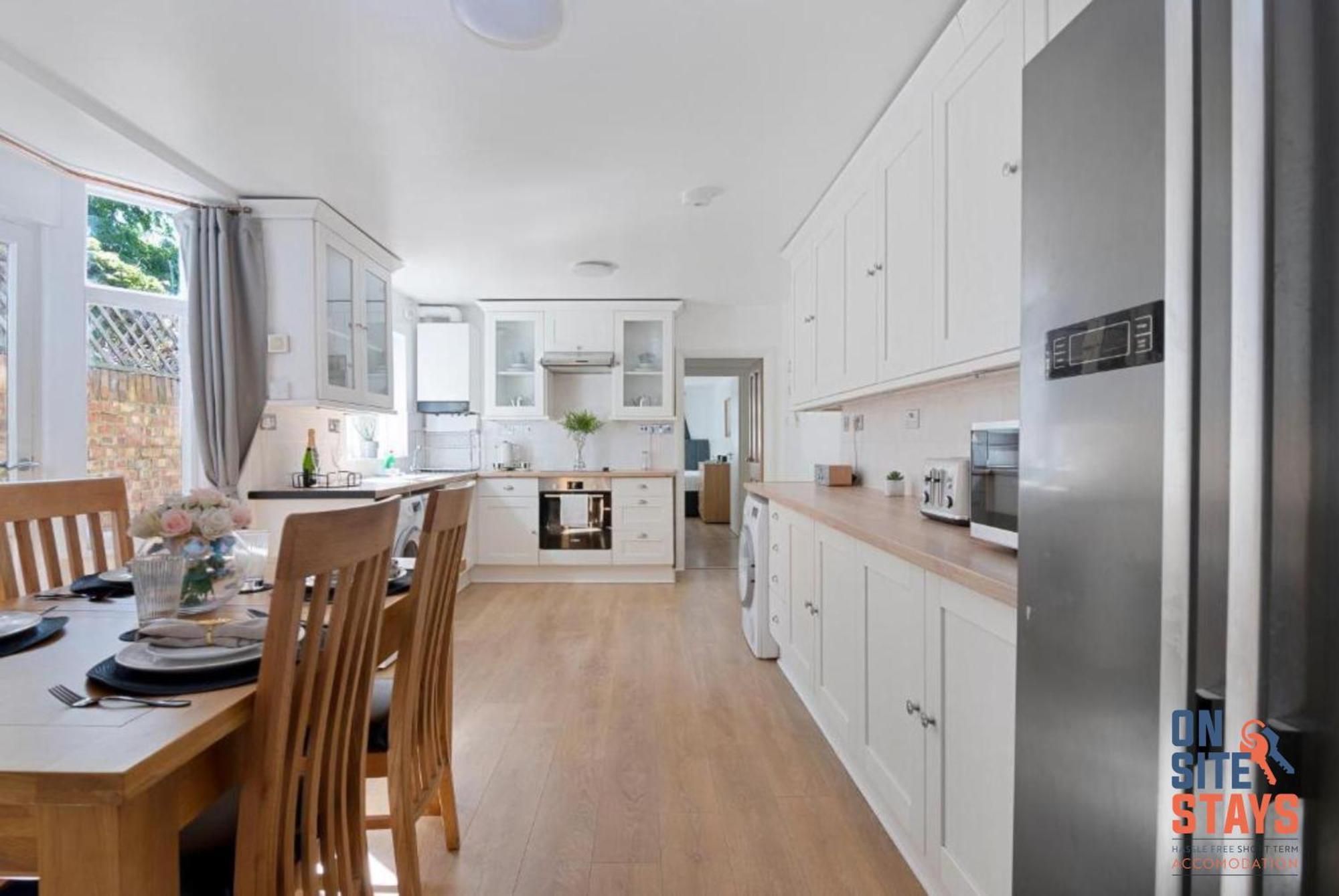 Onsitestays - Tranquil 2 Bedroom Apartment With Large Kitchen, Private Garden Near Wimbledon Station Londra Esterno foto