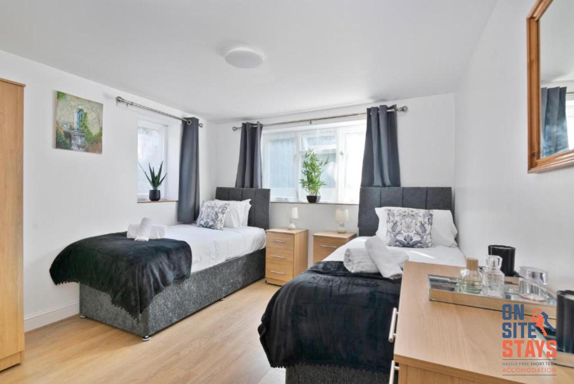 Onsitestays - Tranquil 2 Bedroom Apartment With Large Kitchen, Private Garden Near Wimbledon Station Londra Esterno foto
