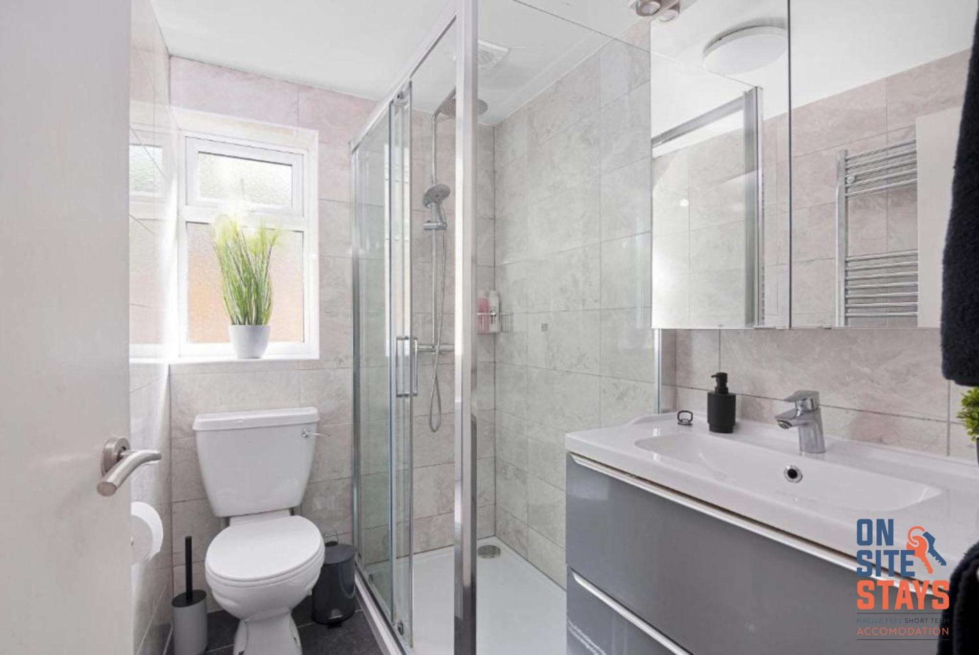 Onsitestays - Tranquil 2 Bedroom Apartment With Large Kitchen, Private Garden Near Wimbledon Station Londra Esterno foto