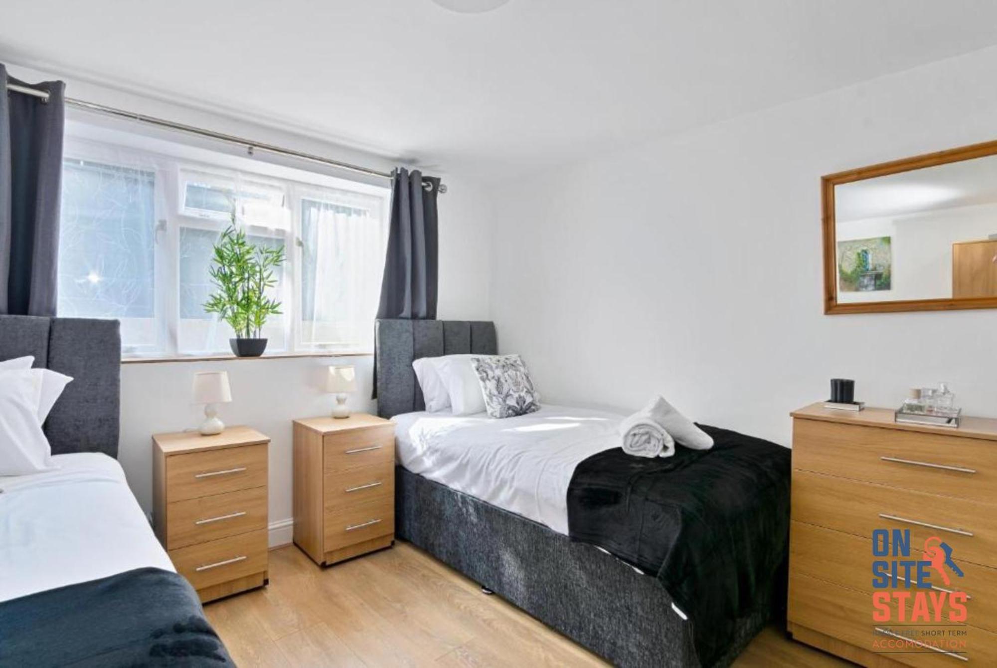 Onsitestays - Tranquil 2 Bedroom Apartment With Large Kitchen, Private Garden Near Wimbledon Station Londra Esterno foto