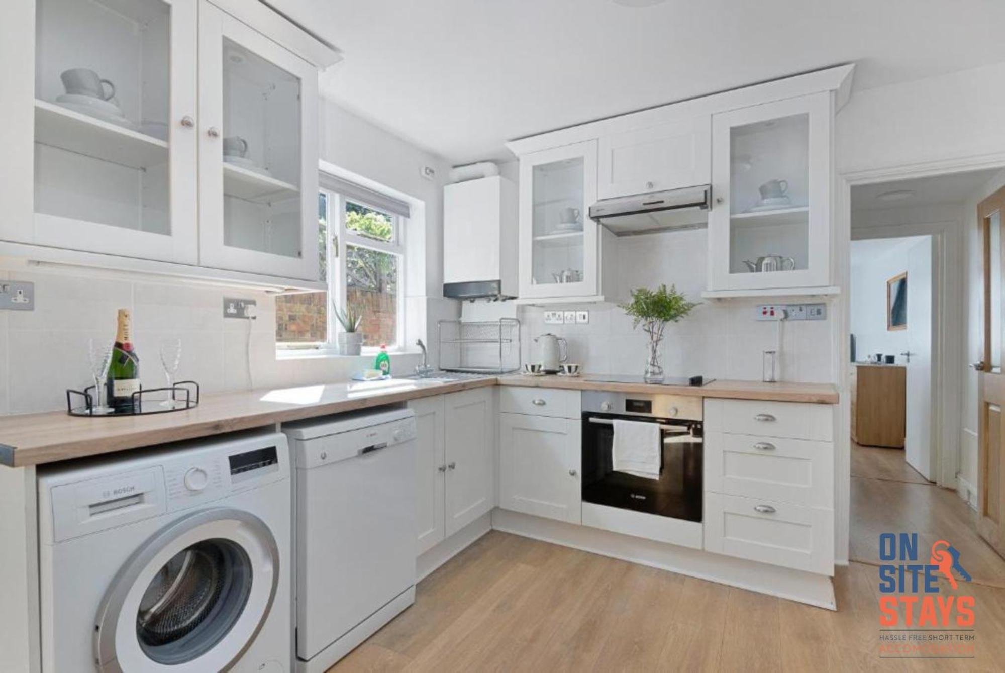 Onsitestays - Tranquil 2 Bedroom Apartment With Large Kitchen, Private Garden Near Wimbledon Station Londra Esterno foto