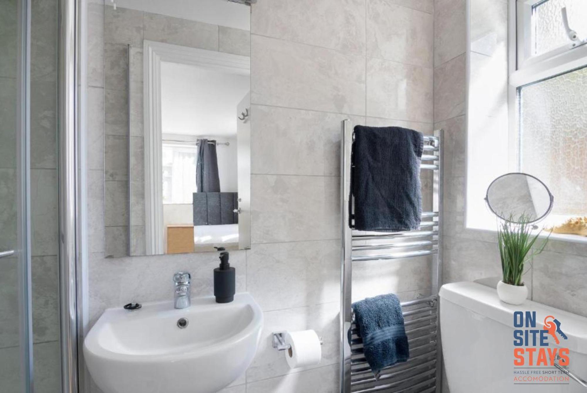 Onsitestays - Tranquil 2 Bedroom Apartment With Large Kitchen, Private Garden Near Wimbledon Station Londra Esterno foto