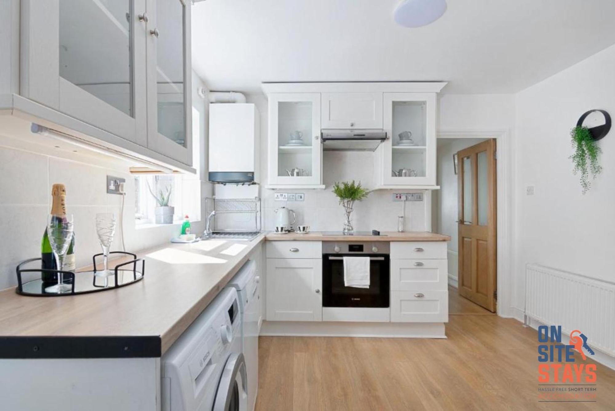 Onsitestays - Tranquil 2 Bedroom Apartment With Large Kitchen, Private Garden Near Wimbledon Station Londra Esterno foto