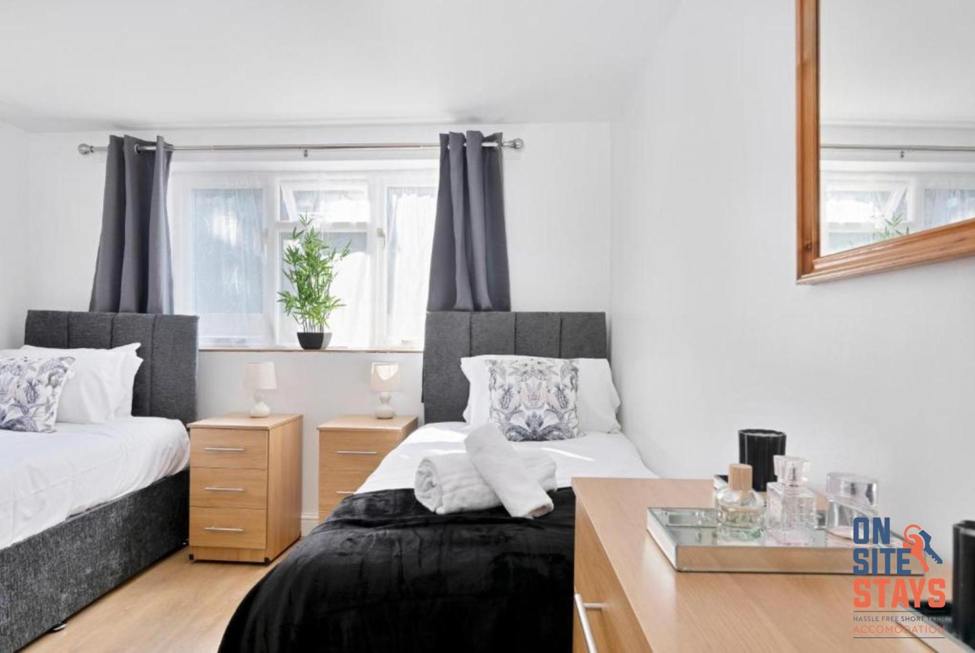 Onsitestays - Tranquil 2 Bedroom Apartment With Large Kitchen, Private Garden Near Wimbledon Station Londra Esterno foto