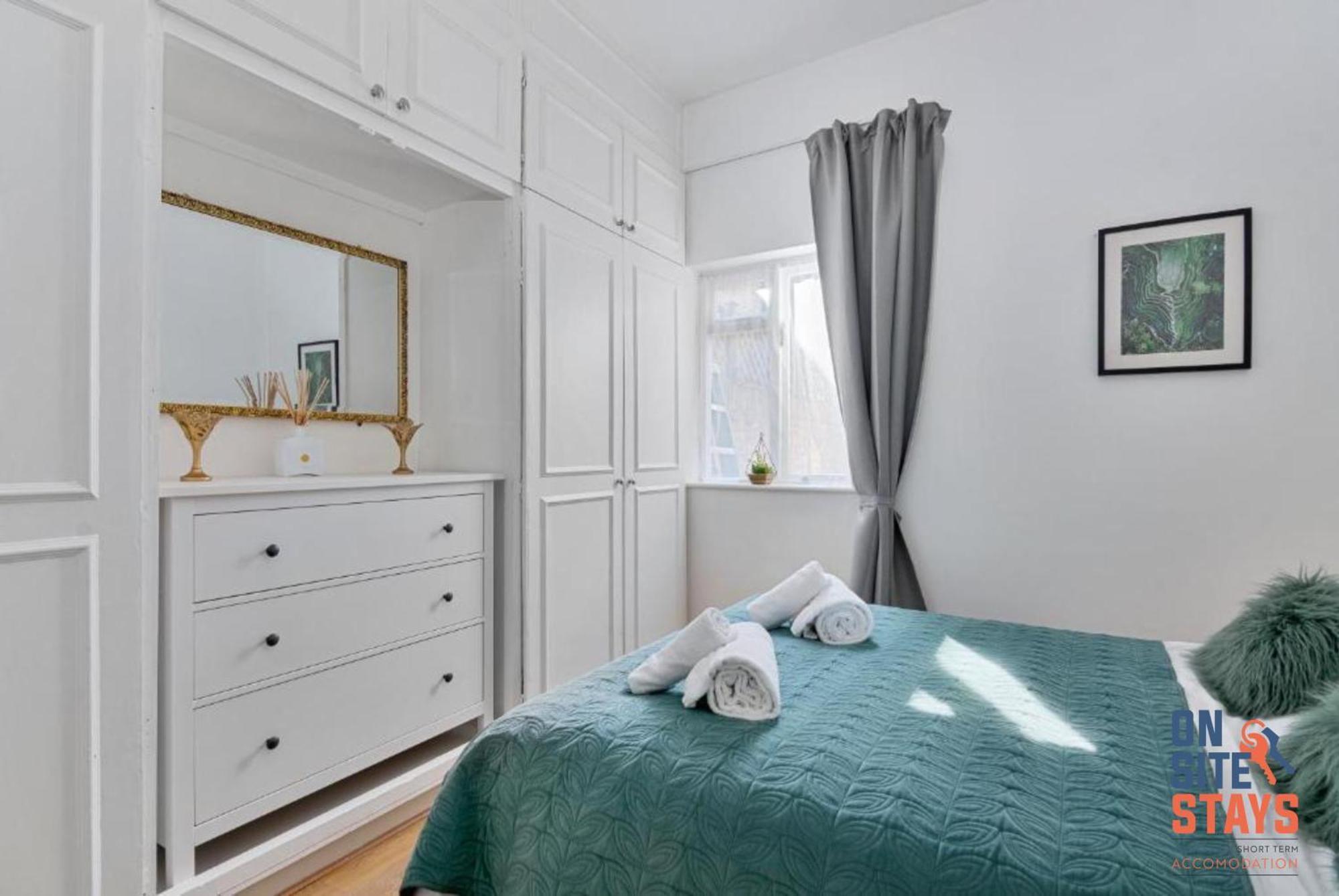 Onsitestays - Tranquil 2 Bedroom Apartment With Large Kitchen, Private Garden Near Wimbledon Station Londra Esterno foto