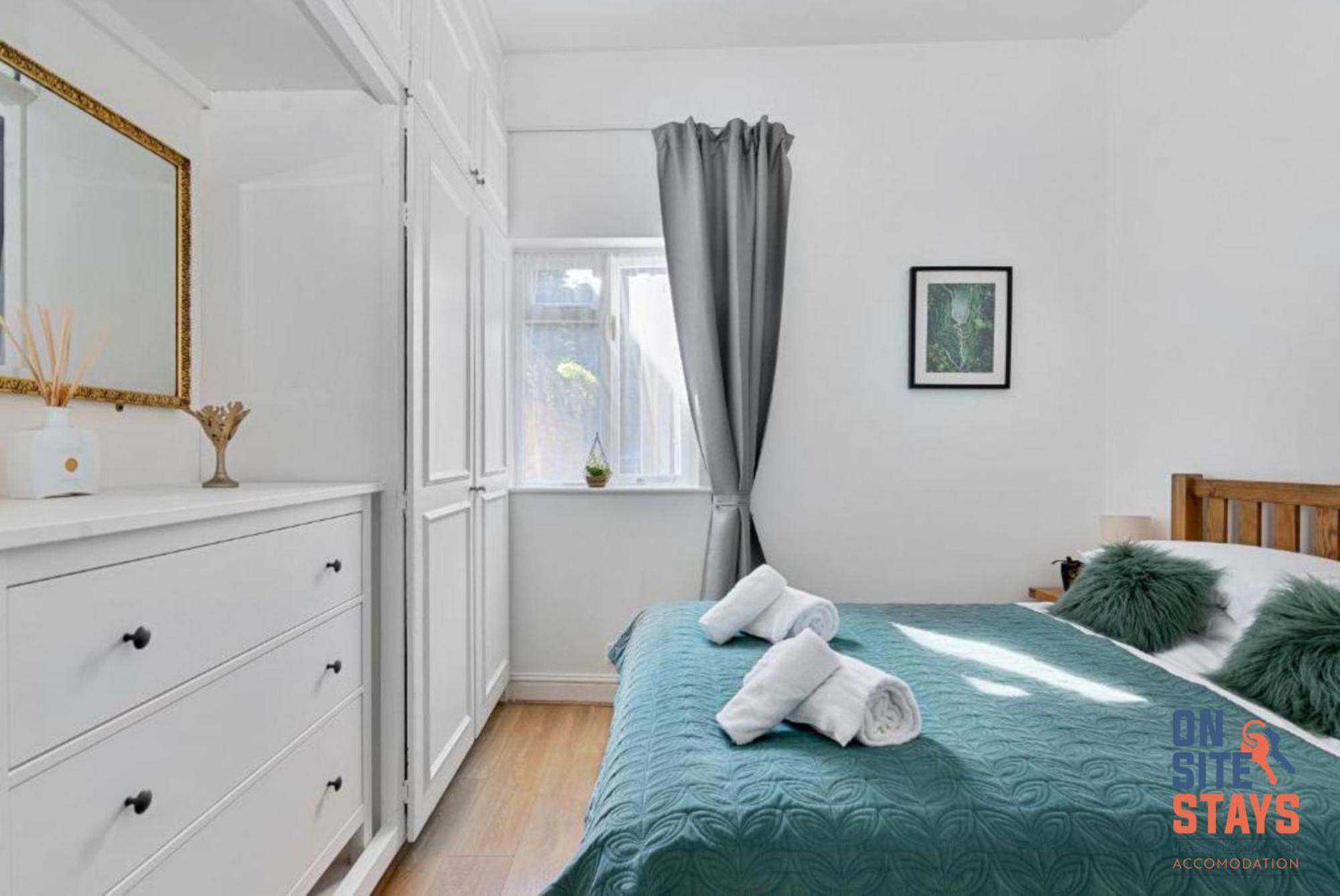 Onsitestays - Tranquil 2 Bedroom Apartment With Large Kitchen, Private Garden Near Wimbledon Station Londra Esterno foto