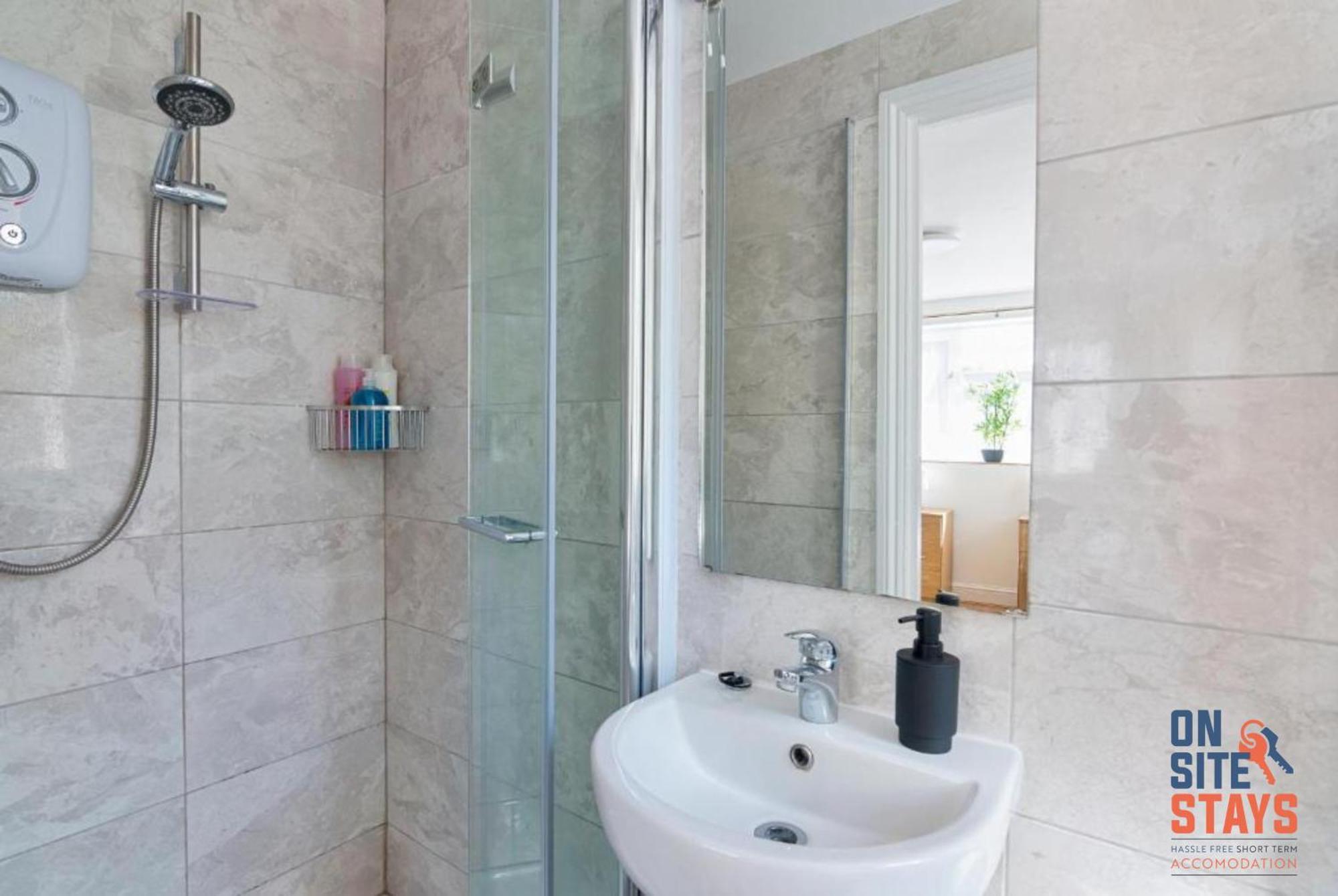 Onsitestays - Tranquil 2 Bedroom Apartment With Large Kitchen, Private Garden Near Wimbledon Station Londra Esterno foto